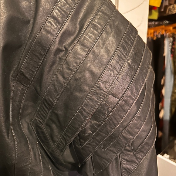 VINTAGE 1980s Black Leather Jacket with Layered Sleeves - Picture 7 of 10